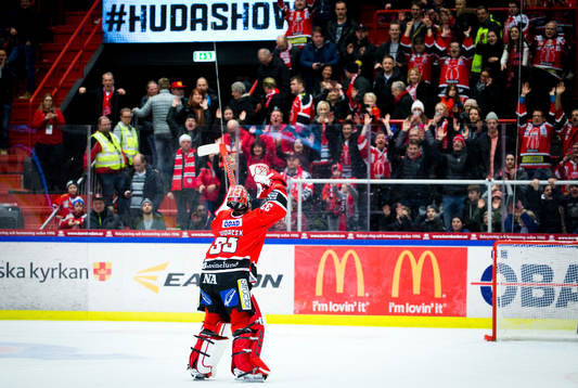 Örebros målvakt Julius Hudacek jublar