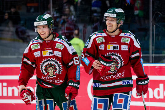 Frölundas Artturi Lehkonen och Joey Crabb glada