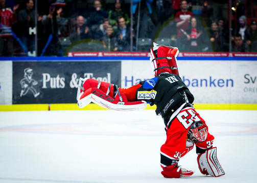 Örebros målvakt Julius Hudacek jublar