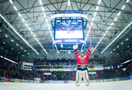 Örebros målvakt Julius Hudacek jublar