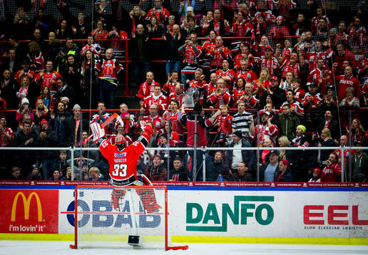 Örebros målvakt Julius Hudacek jublar