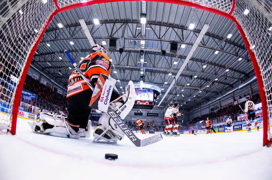 Luleås Lucas Wallmark har gjort 2-1 till Luleå och jublar