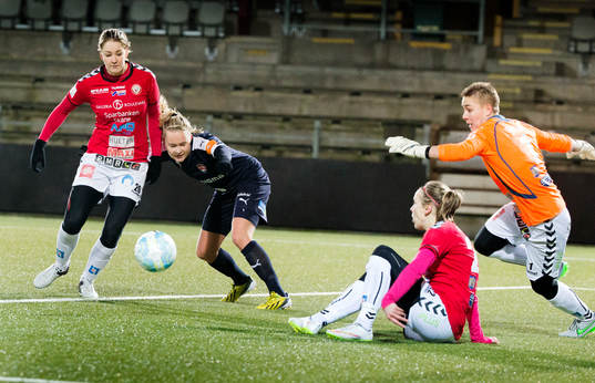 Rosengård  Lina Salmi och Kristianstads Mia Carlsson,