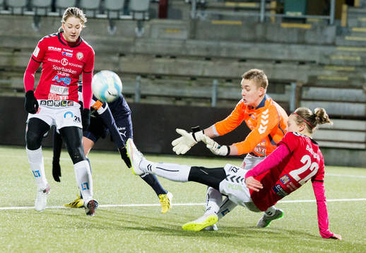 Rosengård  Lina Salmi och Kristianstads Mia Carlsson,