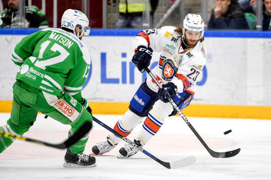 Rögles Taylor Matson och Växjös Ville Leino