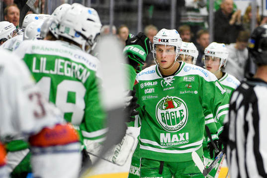 Rögles David Åslin jublar med lagkamraterna