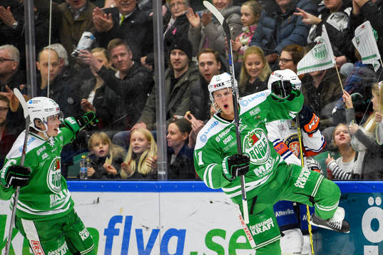 Rögles David Åslin jublar med lagkamraterna