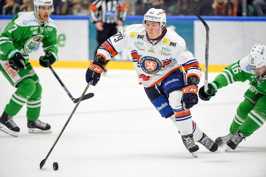 Växjös Patrik Lundh tar sig förbi Rögles Christopher