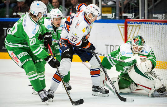 Växjös Sakari Salminen oroar framför Rögles målvakt
