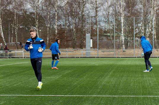 Halmstads målvakt Malkolm Nilsson före fotbollsmatchen i