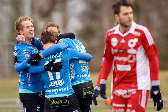 Halmstads Alexander Henningsson jublar med laget