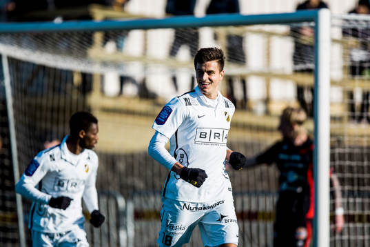 Häckens Alexander Jeremejeff har gjort 0-1 och jublar