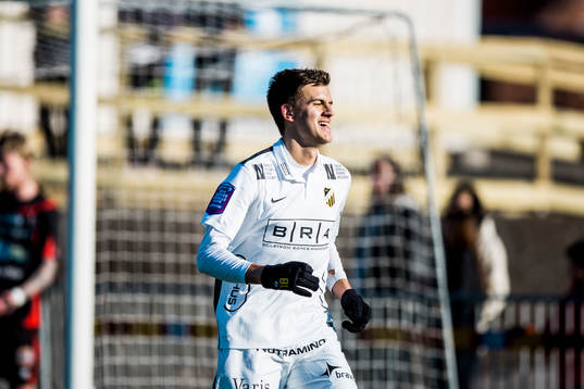 Häckens Alexander Jeremejeff har gjort 0-1 och jublar