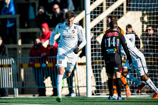 Häckens Alexander Jeremejeff har gjort 0-1 och jublar