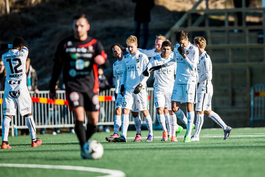 Häcken har gjort  0-2 och jublar