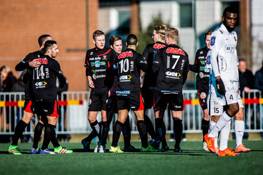 Trollhättans Robert Bagger  har reducerat till 1-2 och