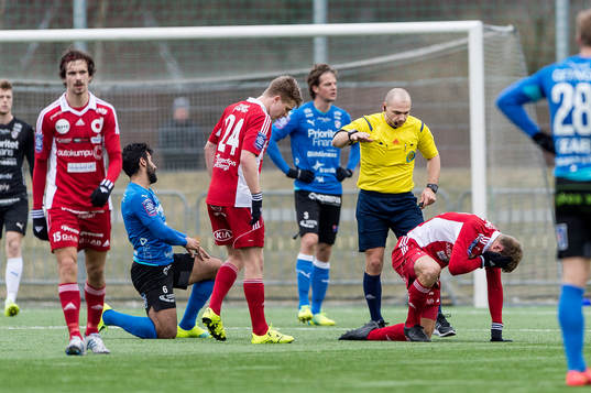 Domare Adnan Jukic varnar Degerfors Peter Samuelsson