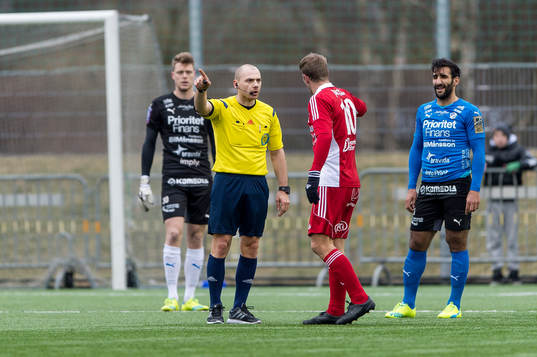 Domare Adnan Jukic varnar Degerfors Peter Samuelsson