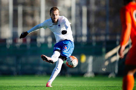 Norrköpings Emir Kujovic lägger en frispark