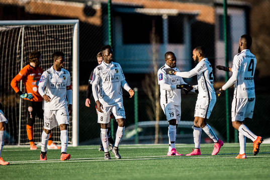 Häckens René Makondele har gjort 5-2 och jublar med