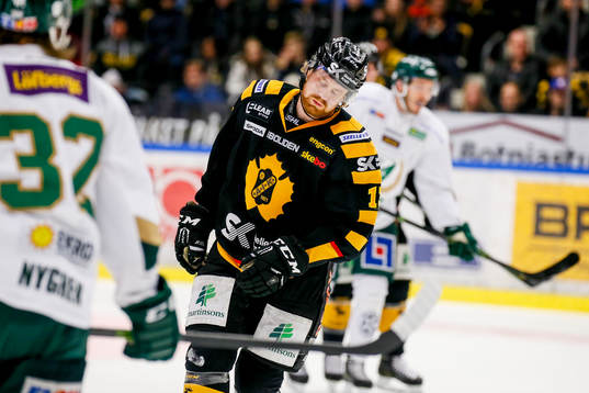 Skellefteås Mattias Ritola grinar illa