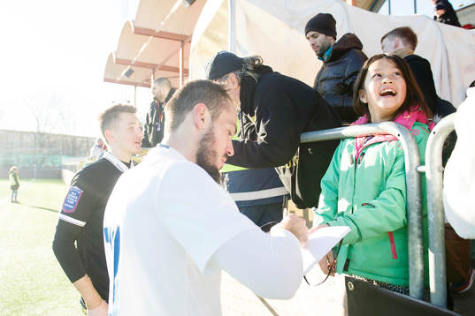 Norrköpings Emir Kujovic skriver autografer