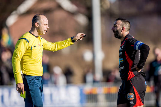 Domare Robert Daradic ger Trollhättans Josef Daoud gult