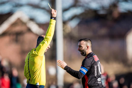 Domare Robert Daradic ger Trollhättans Josef Daoud gult