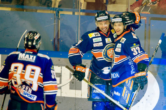 Växjös Josh Hennessy och Sakari Salminen jublar