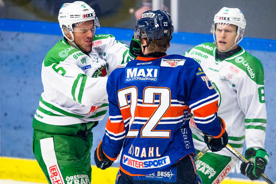 Gruff mellan Rögles Alen Bibic och Växjös Gustav Rydahl