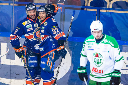 Växjös Josh Hennessy och Sakari Salminen jublar