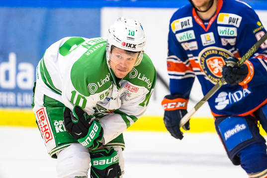 Rögles Viktor Lindgren grinar illa och tar sig för armen