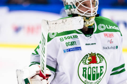 Rögles målvakt Oscar Dansk med avbruten klubba