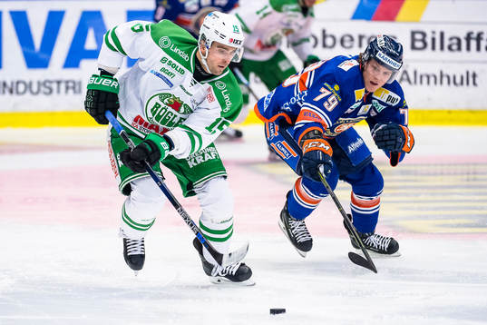 Rögles Dominik Granak jagas av Växjös Patrik Lundh