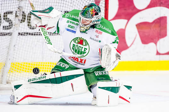 Rögles målvakt Oscar Dansk stöter bort pucken