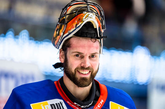 Växjös målvakt Cristopher Nihlstorp jublar