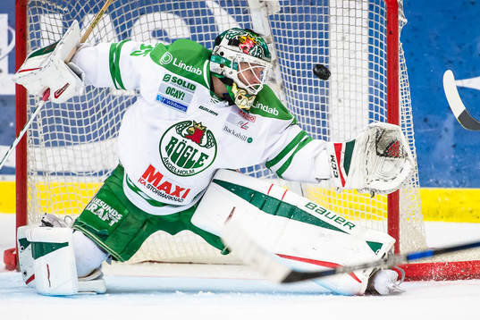 Rögles målvakt Oscar Dansk stoppar pucken
