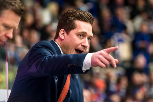 Växjös tränare Sam Hallam skriker