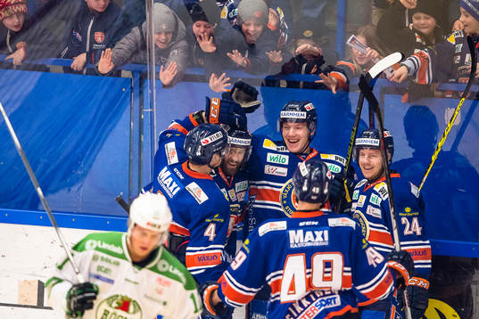 Växjös Gustav Rydahl (mitten) jublar