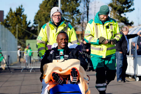 Varbergs Nsima Peter fick åka iväg med ambulans