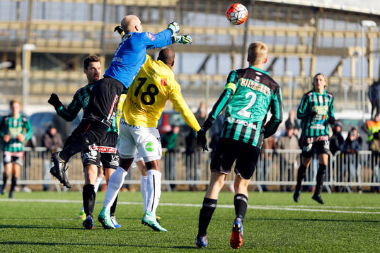 Varbergs målvakt Peter Dahlberg framför Falkenbergs