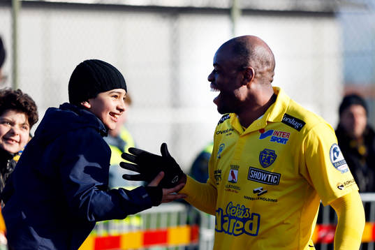 Falkenbergs Hakeem Araba hälsar på en supporter