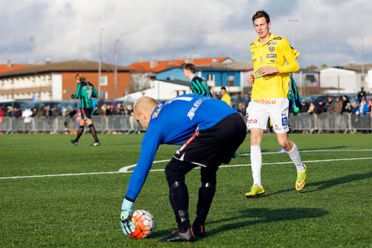 Varbergs målvakt Peter Dahlberg och Falkenbergs Gustaf