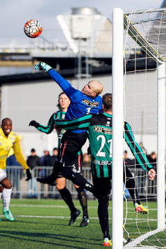 Varbergs målvakt Peter Dahlberg boxar undan en hörna