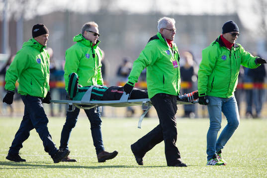 Varbergs Nsima Peter blir utburen på bår