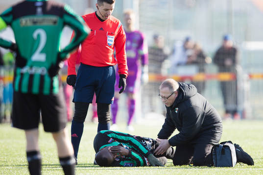 Varbergs Nsima Peter har ont
