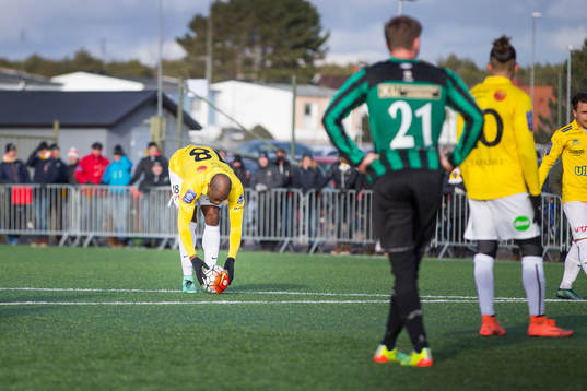 Falkenbergs Hakeem Araba lägger upp bollen