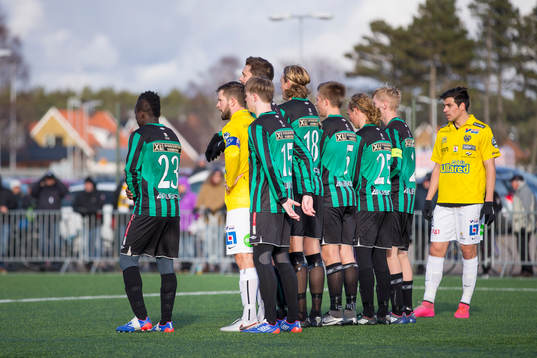 Falkenbergs och Varbergs spelare ställer upp sig i en mur