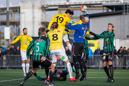 Varbergs Målvakt Peter Dahlberg boxar ut bollen vid en