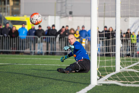 Varbergs Målvakt Peter Dahlberg tittar på bollen när
